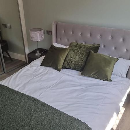 בושי Jasmin Apartments - Luxury 1 & 2 Bedroom Units With Free Parking מראה חיצוני תמונה