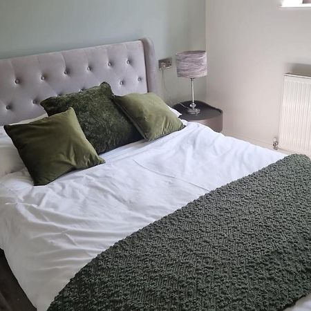 בושי Jasmin Apartments - Luxury 1 & 2 Bedroom Units With Free Parking מראה חיצוני תמונה