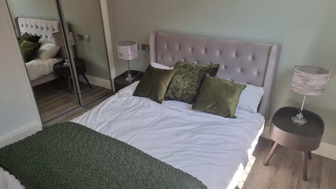 בושי Jasmin Apartments - Luxury 1 & 2 Bedroom Units With Free Parking מראה חיצוני תמונה