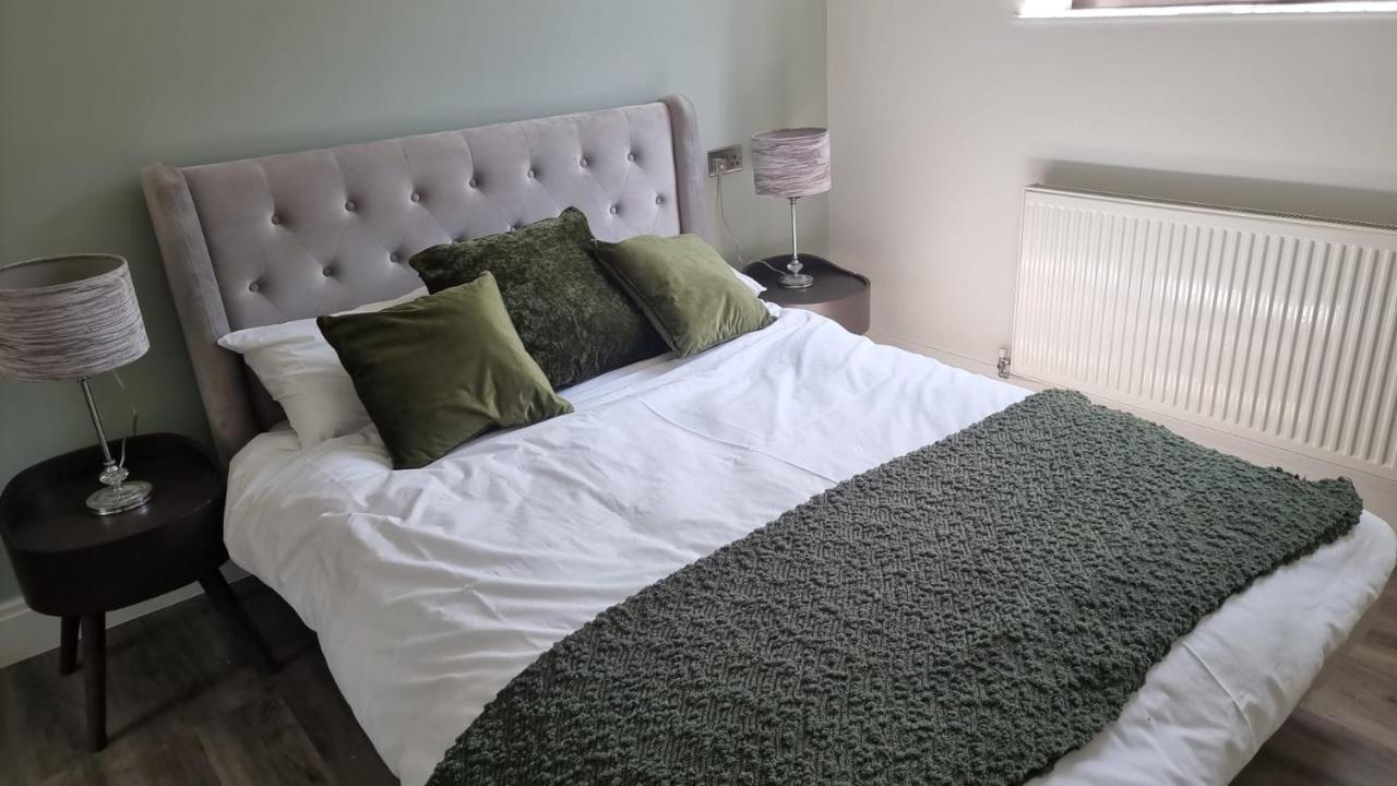 בושי Jasmin Apartments - Luxury 1 & 2 Bedroom Units With Free Parking מראה חיצוני תמונה