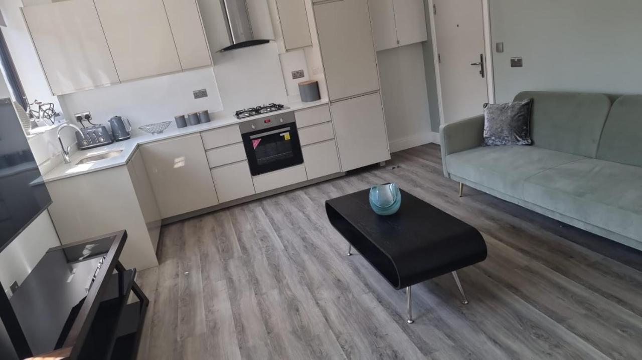 בושי Jasmin Apartments - Luxury 1 & 2 Bedroom Units With Free Parking מראה חיצוני תמונה