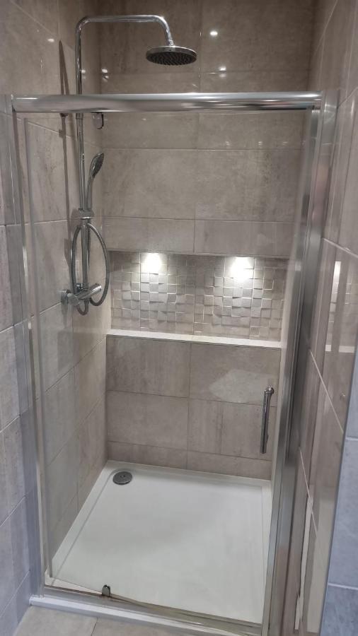 בושי Jasmin Apartments - Luxury 1 & 2 Bedroom Units With Free Parking מראה חיצוני תמונה