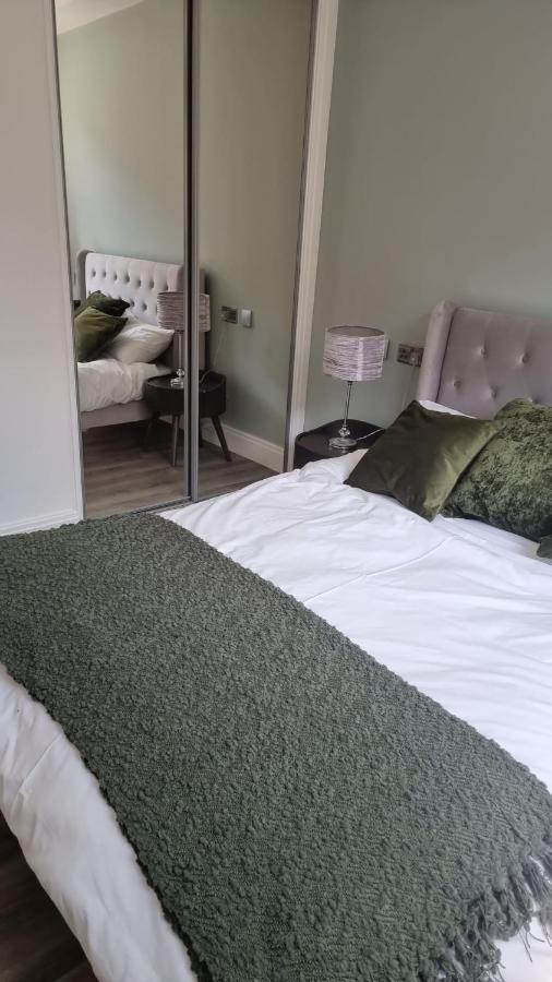 בושי Jasmin Apartments - Luxury 1 & 2 Bedroom Units With Free Parking מראה חיצוני תמונה