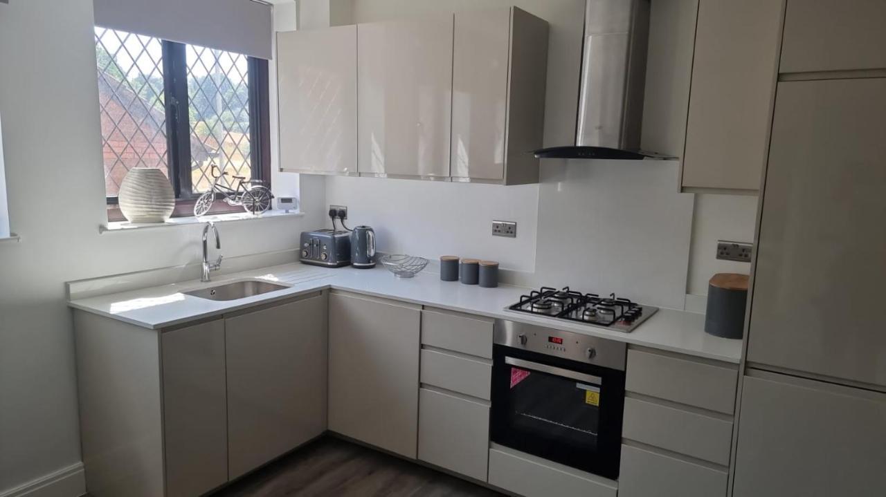 בושי Jasmin Apartments - Luxury 1 & 2 Bedroom Units With Free Parking מראה חיצוני תמונה